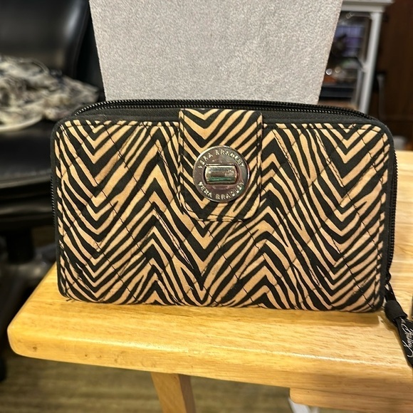 Vera Bradley gently used wallet. Very pretty no stains on it.​ - Picture 1 of 3